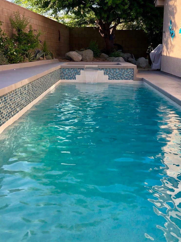 Diseño de casa de la piscina y piscina elevada moderna de tamaño medio rectangular en patio trasero con entablado