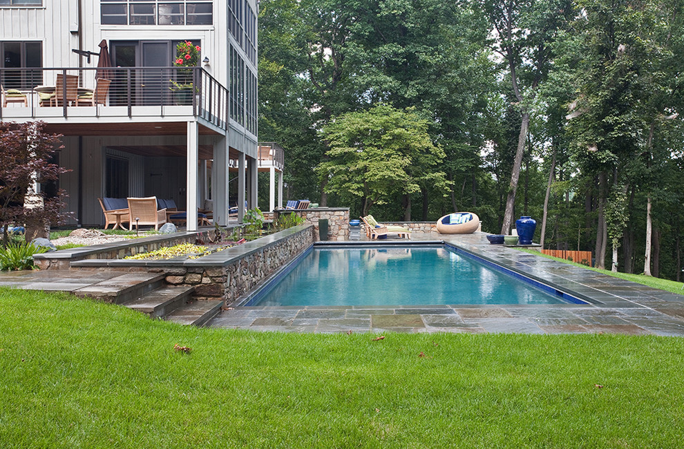 Источник вдохновения для домашнего уюта: большой прямоугольный, спортивный бассейн на заднем дворе в классическом стиле с фонтаном и покрытием из каменной брусчатки