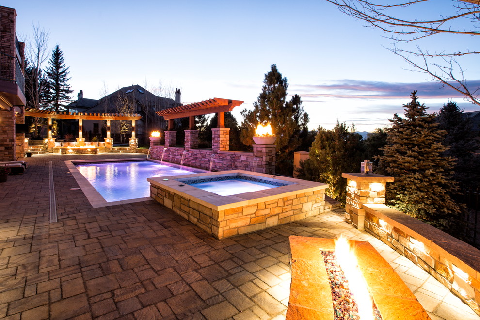 Diseño de piscina rural de tamaño medio rectangular en patio trasero con adoquines de piedra natural
