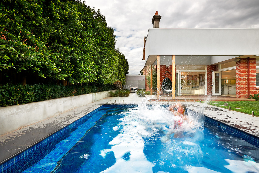 Ispirazione per una piscina contemporanea rettangolare dietro casa con una dépendance a bordo piscina