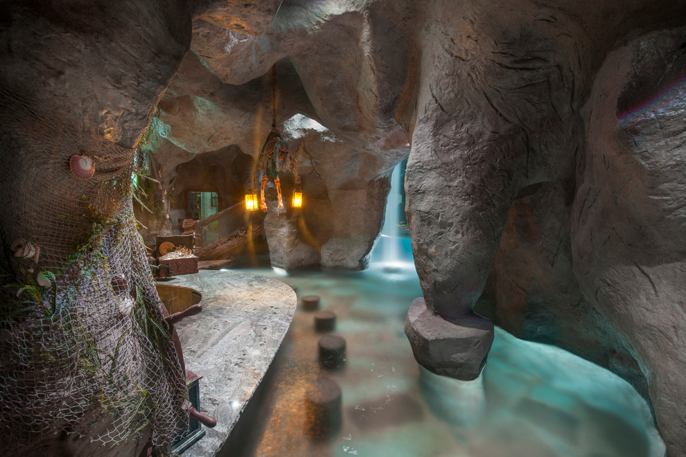 Idee per un'ampia piscina naturale eclettica personalizzata dietro casa con fontane e pavimentazioni in pietra naturale