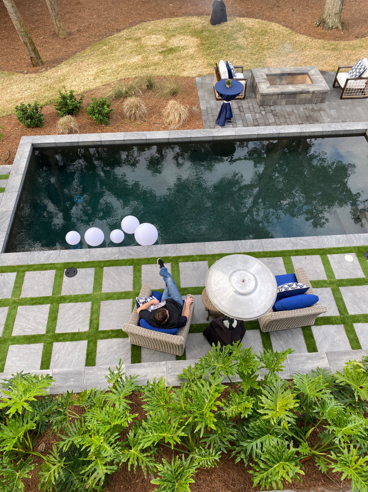 Пример оригинального дизайна: огромный естественный, прямоугольный бассейн на заднем дворе в морском стиле с мощением клинкерной брусчаткой