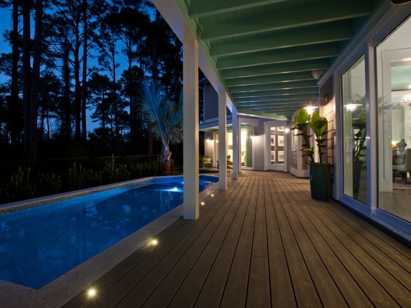 Mittelgroßer Maritimer Infinity-Pool hinter dem Haus in individueller Form mit Dielen in Jacksonville