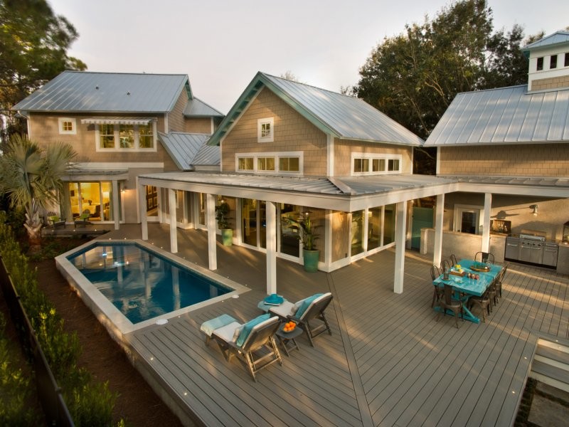 Foto di una piscina a sfioro infinito costiera personalizzata di medie dimensioni e dietro casa con pedane
