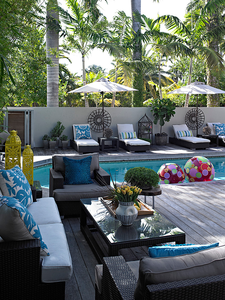 Idée de décoration pour une piscine tradition avec une terrasse en bois.