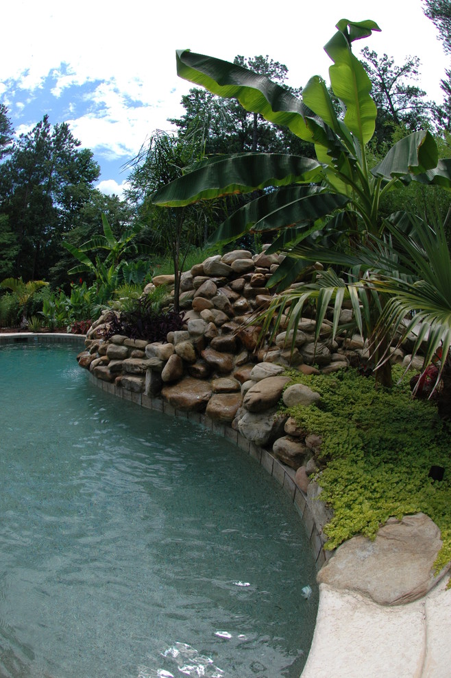 Exotisk inredning av en pool