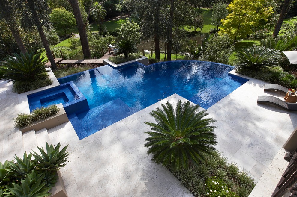 Cette image montre une piscine à débordement design de taille moyenne et sur mesure.