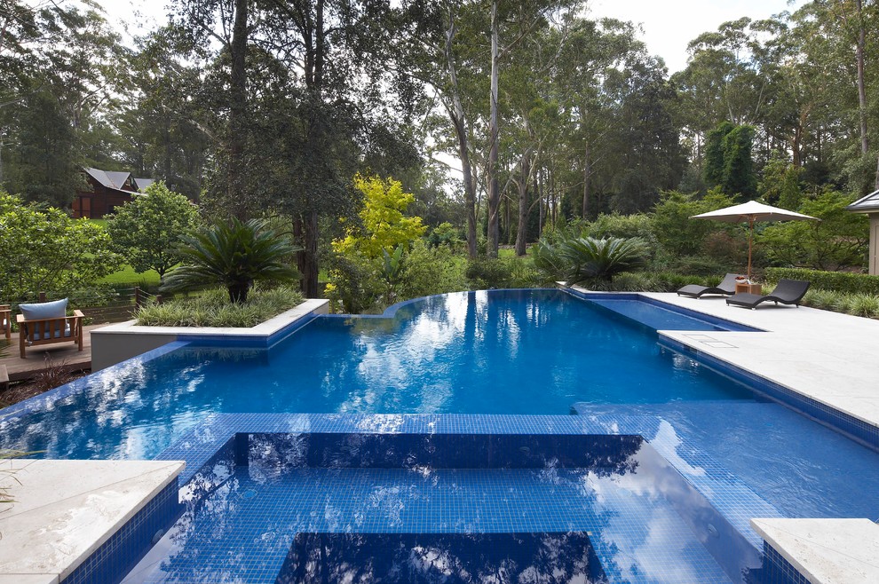 Idee per una piscina a sfioro infinito contemporanea