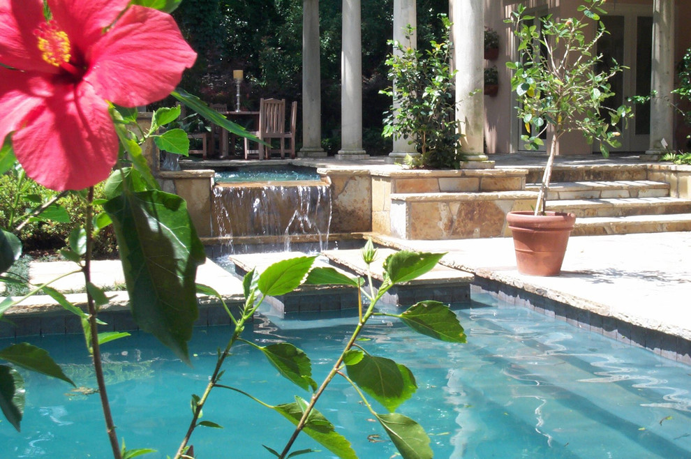 На фото: угловой бассейн среднего размера на заднем дворе в средиземноморском стиле с фонтаном и покрытием из каменной брусчатки с