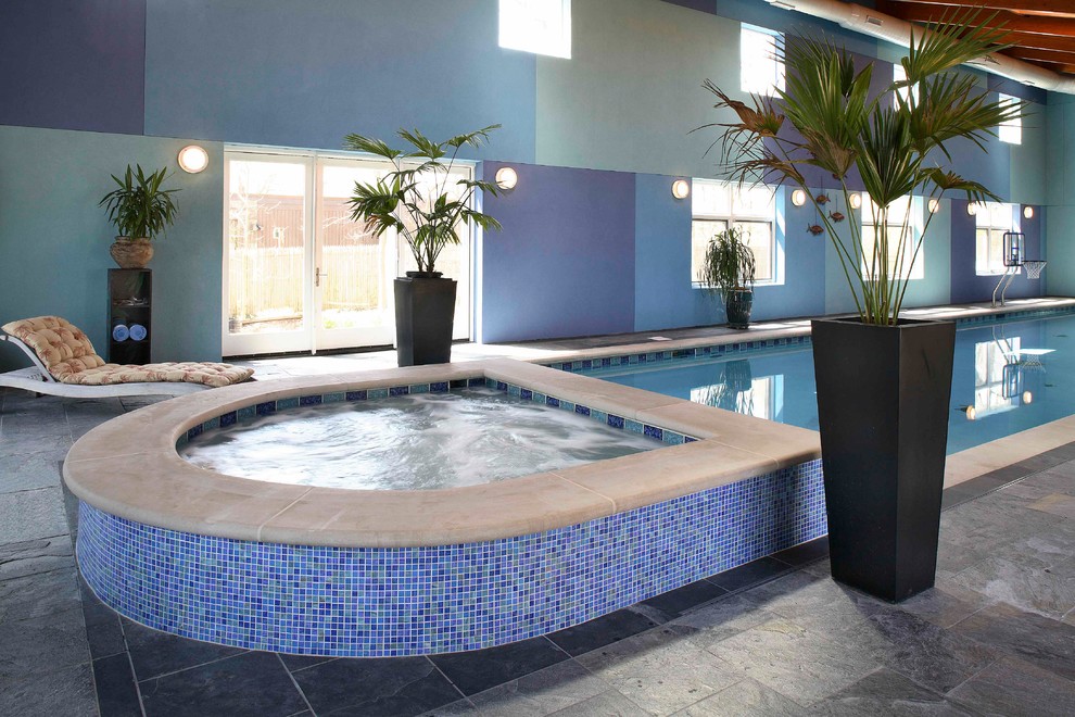 Imagen de piscinas y jacuzzis alargados modernos grandes interiores y rectangulares con adoquines de piedra natural
