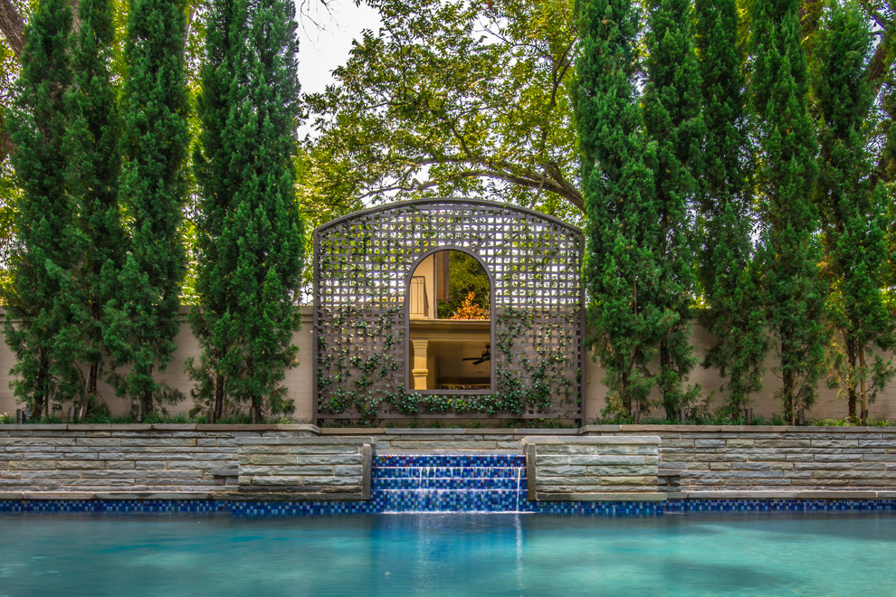 Klassischer Pool hinter dem Haus mit Wasserspiel in Dallas