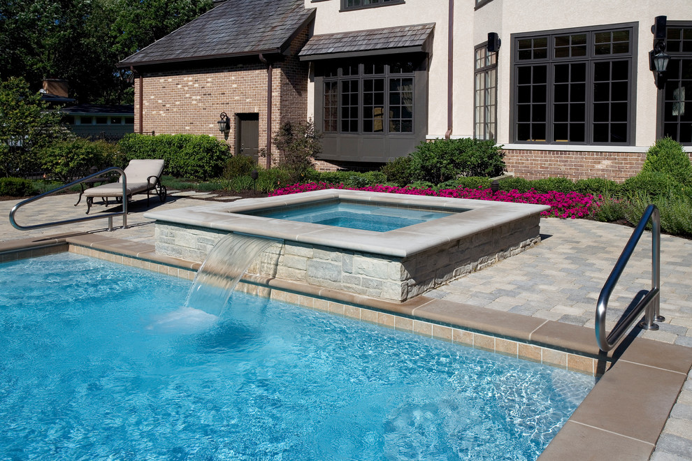 Пример оригинального дизайна: спортивный, прямоугольный бассейн среднего размера на заднем дворе в классическом стиле с джакузи и мощением клинкерной брусчаткой
