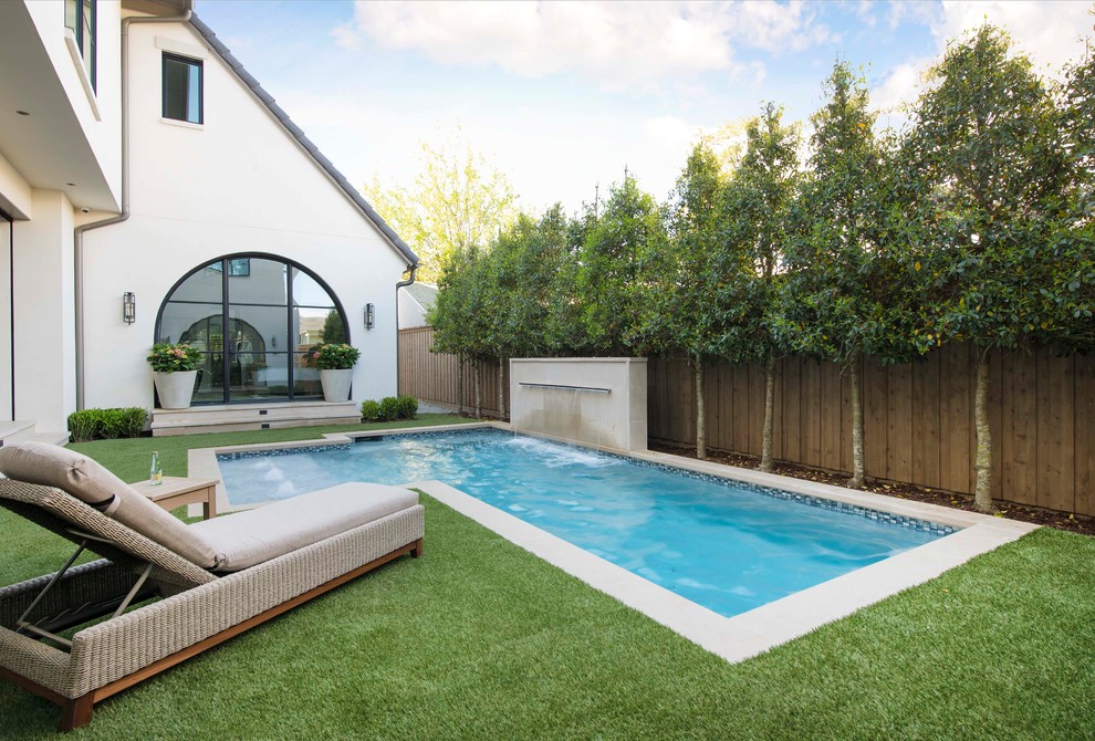 Imagen de piscina con fuente mediterránea en forma de L en patio trasero