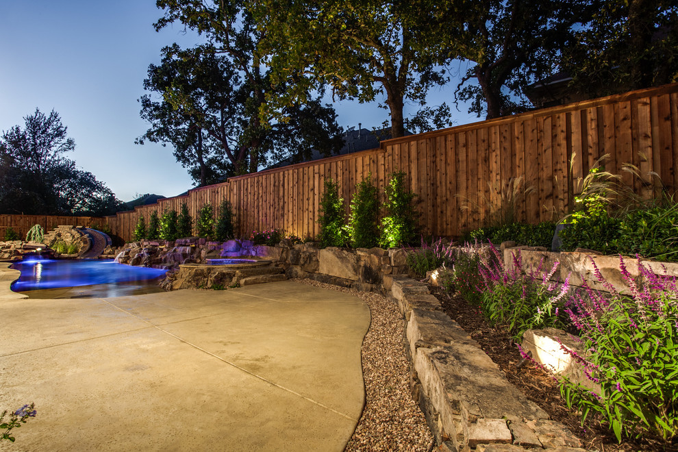 На фото: маленький естественный бассейн произвольной формы на заднем дворе в морском стиле с фонтаном для на участке и в саду