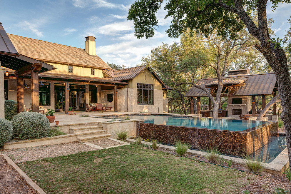 Foto de piscina infinita de estilo de casa de campo de tamaño medio rectangular en patio trasero