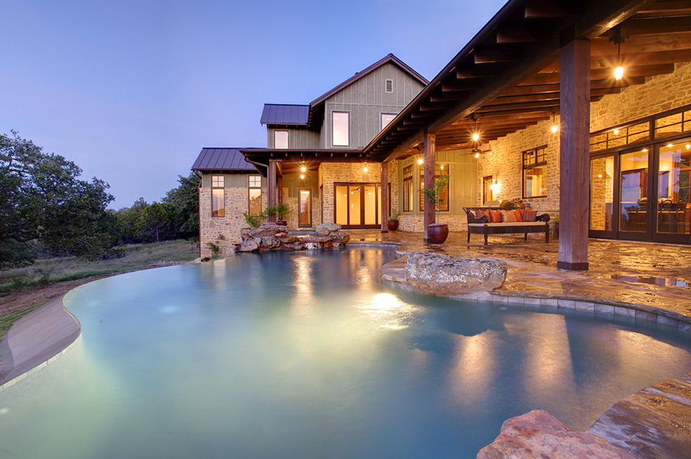 Example of a farmhouse infinity pool design in Austin