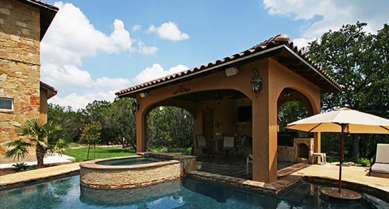 Diseño de casa de la piscina y piscina natural ecléctica de tamaño medio a medida en patio trasero con suelo de baldosas