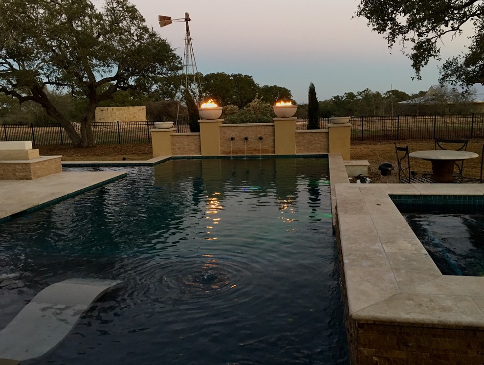 На фото: большой прямоугольный, спортивный бассейн на заднем дворе в современном стиле с покрытием из каменной брусчатки и джакузи