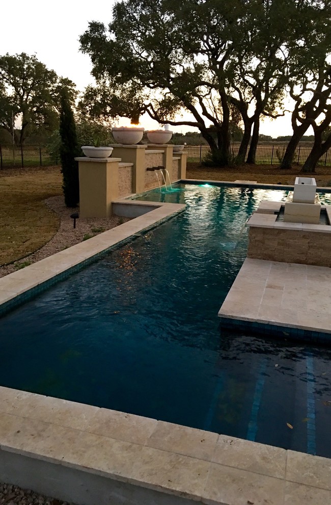Источник вдохновения для домашнего уюта: большой прямоугольный, спортивный бассейн на заднем дворе в современном стиле с покрытием из каменной брусчатки и джакузи