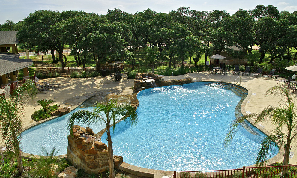Foto de piscina con fuente natural de estilo americano grande a medida en patio con losas de hormigón