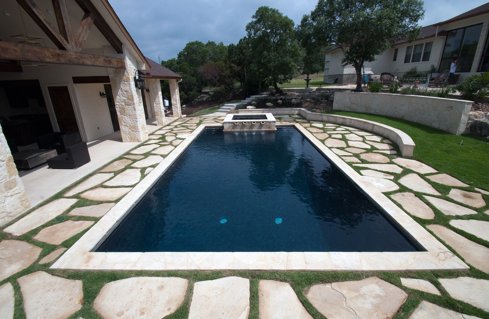 Свежая идея для дизайна: естественный, прямоугольный бассейн среднего размера на заднем дворе в стиле фьюжн с джакузи и покрытием из каменной брусчатки - отличное фото интерьера