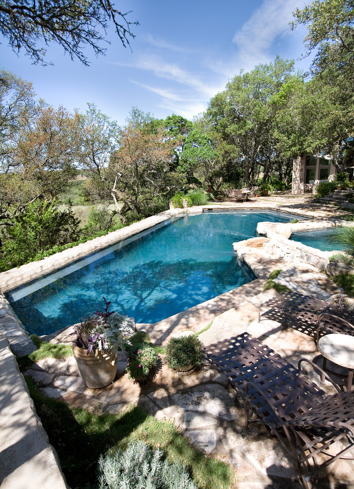 Imagen de piscinas y jacuzzis naturales clásicos de tamaño medio a medida en patio trasero con adoquines de piedra natural