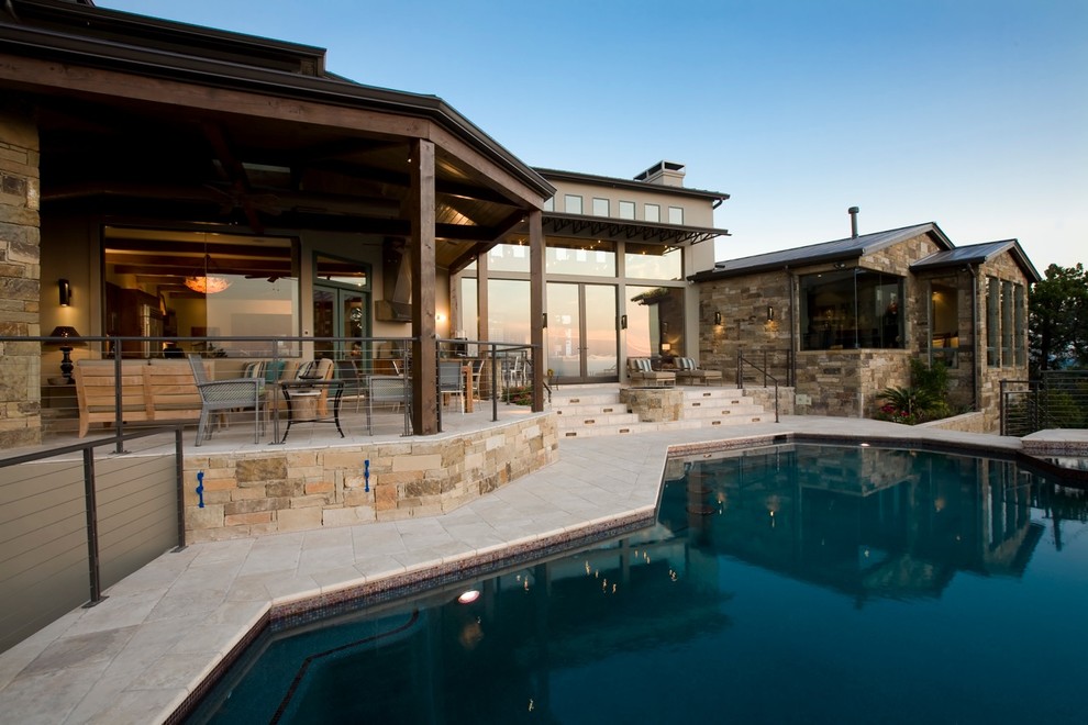 На фото: бассейн среднего размера на заднем дворе в современном стиле с покрытием из каменной брусчатки с