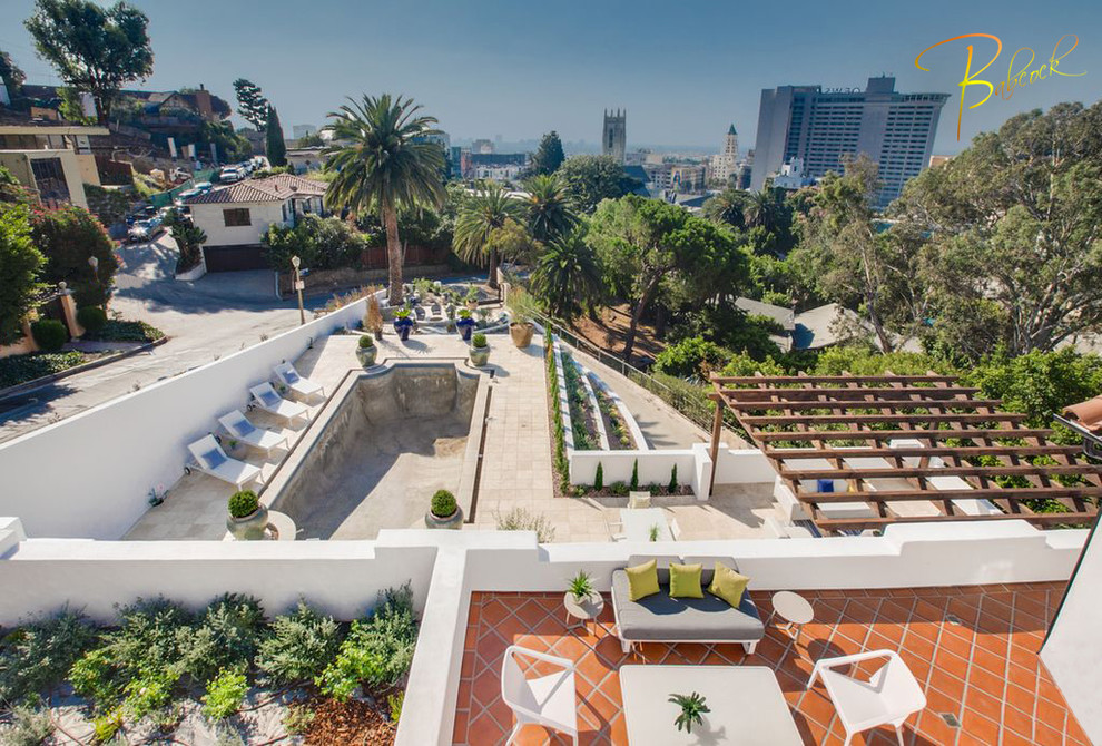 ロサンゼルスにある高級な中くらいなヴィクトリアン調のおしゃれな裏庭プール (庭内のプール、コンクリート板舗装	) の写真