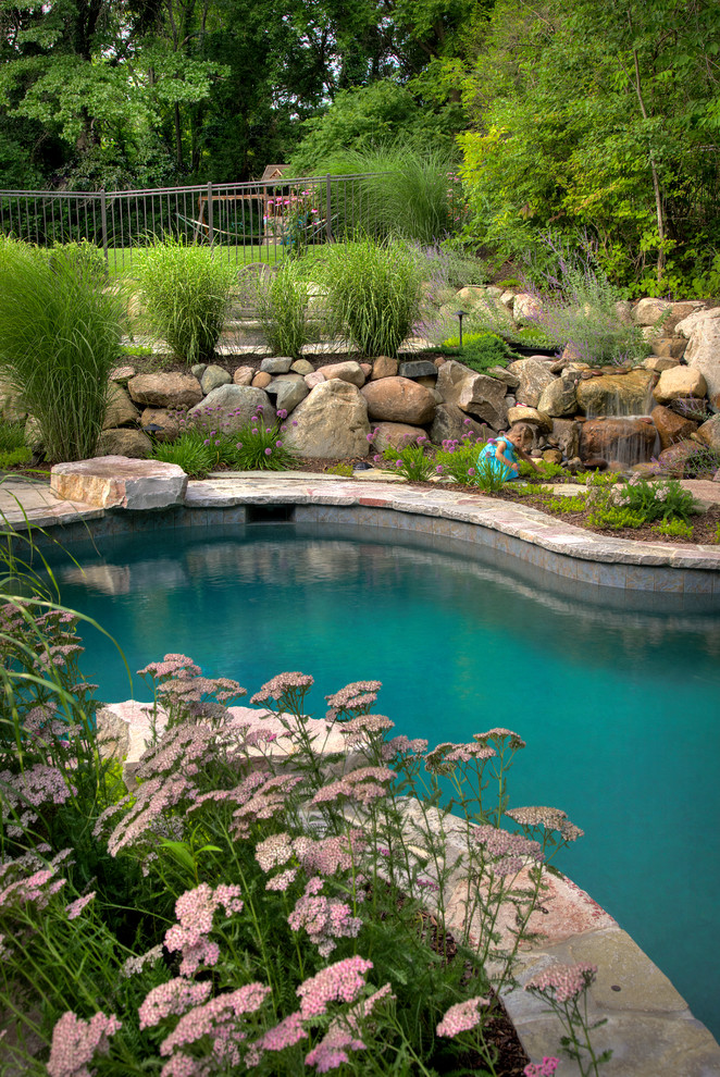 На фото: маленький естественный бассейн произвольной формы на заднем дворе в стиле рустика для на участке и в саду