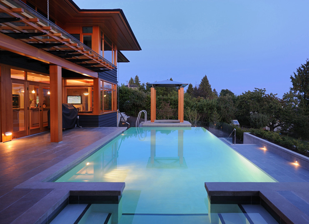 Diseño de piscinas y jacuzzis infinitos contemporáneos grandes rectangulares en patio trasero