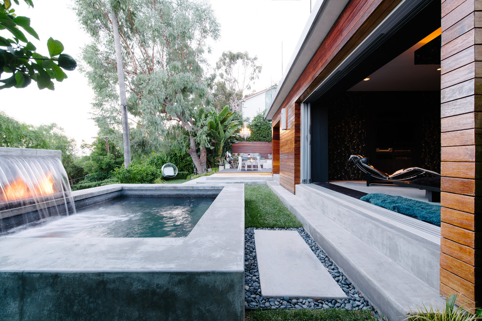 Moderner Pool in rechteckiger Form in Los Angeles