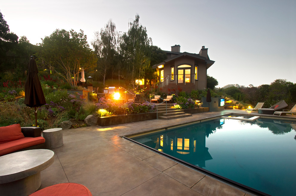 Foto di una grande piscina monocorsia minimalista rettangolare davanti casa con una vasca idromassaggio