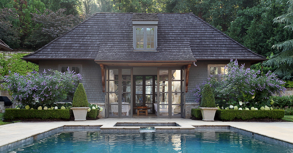 Imagen de casa de la piscina y piscina clásica renovada rectangular