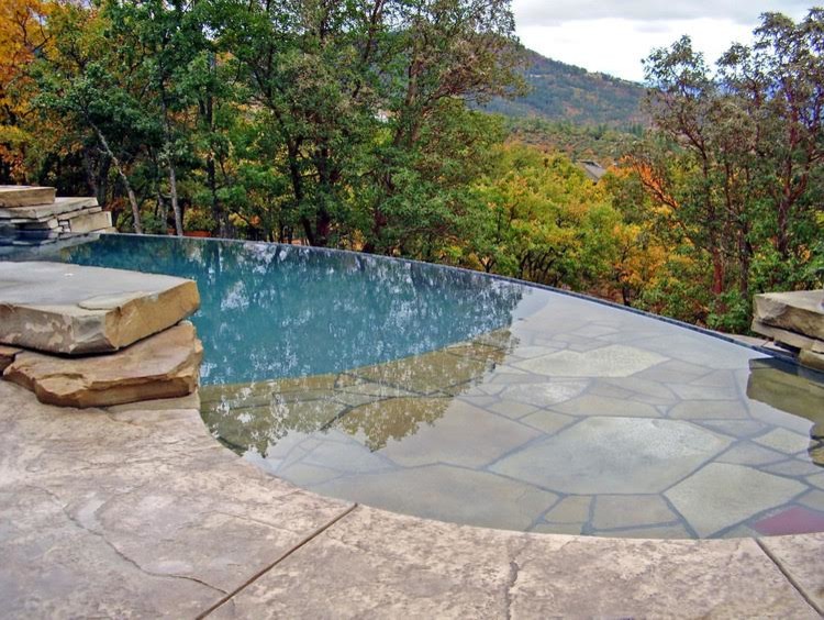 Exemple d'une piscine moderne.