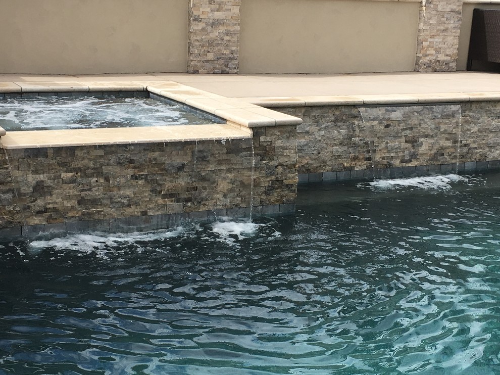 Imagen de piscinas y jacuzzis actuales pequeños rectangulares en patio trasero con suelo de hormigón estampado