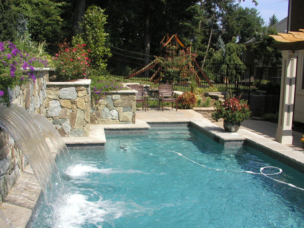 Foto di una piscina monocorsia minimalista personalizzata dietro casa e di medie dimensioni con fontane e pavimentazioni in cemento
