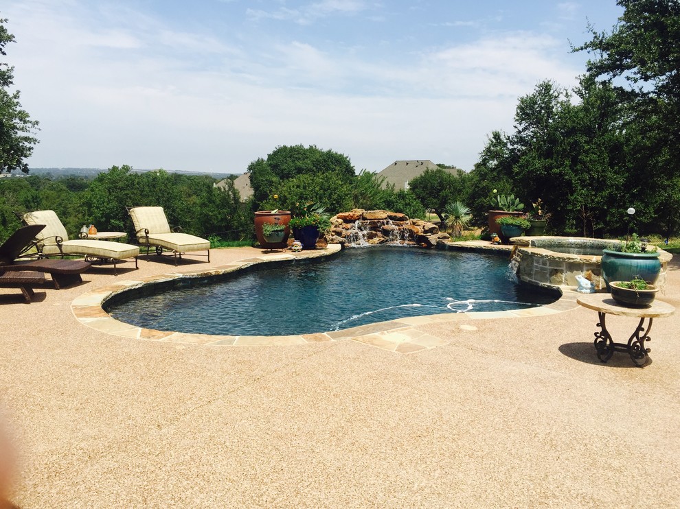 Ejemplo de piscinas y jacuzzis alargados clásicos grandes a medida en patio trasero con granito descompuesto