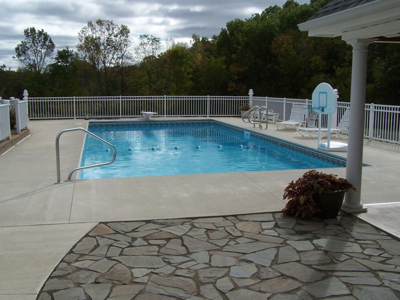 Пример оригинального дизайна: спортивный, прямоугольный бассейн среднего размера на заднем дворе в морском стиле с домиком у бассейна и покрытием из бетонных плит