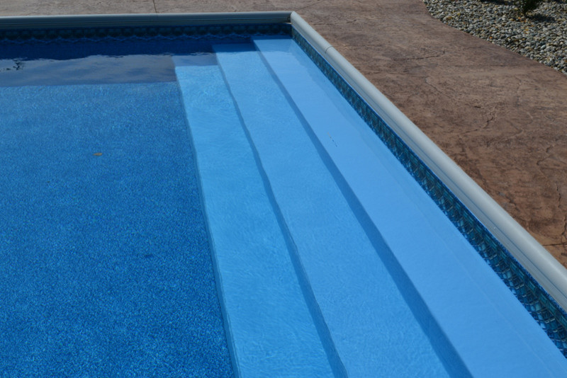 Идея дизайна: спортивный, прямоугольный бассейн среднего размера на заднем дворе в классическом стиле с джакузи и покрытием из бетонных плит