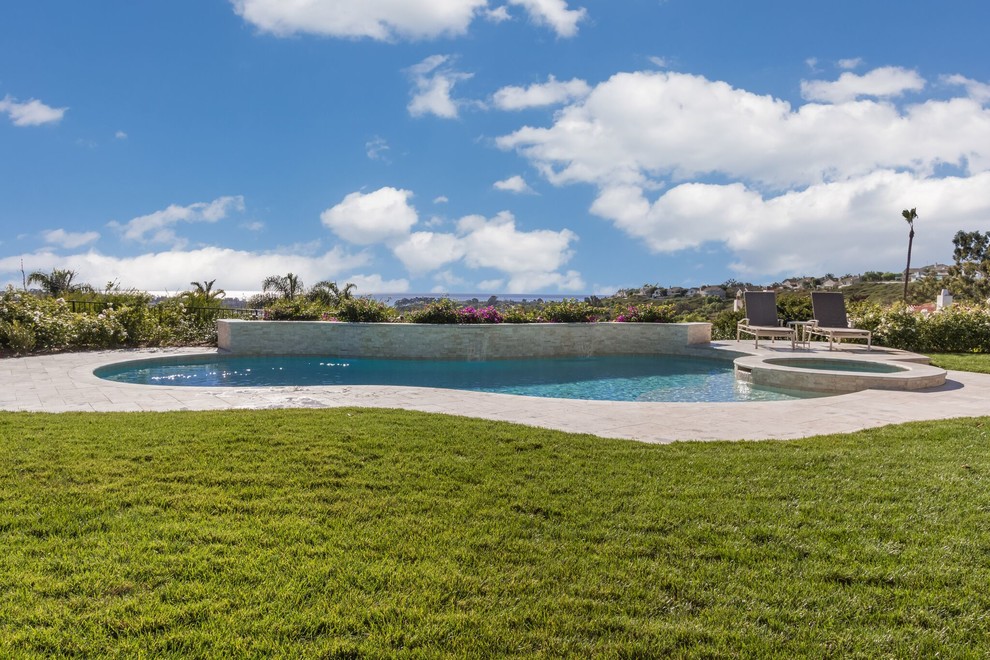Esempio di una grande piscina contemporanea personalizzata dietro casa con fontane e piastrelle