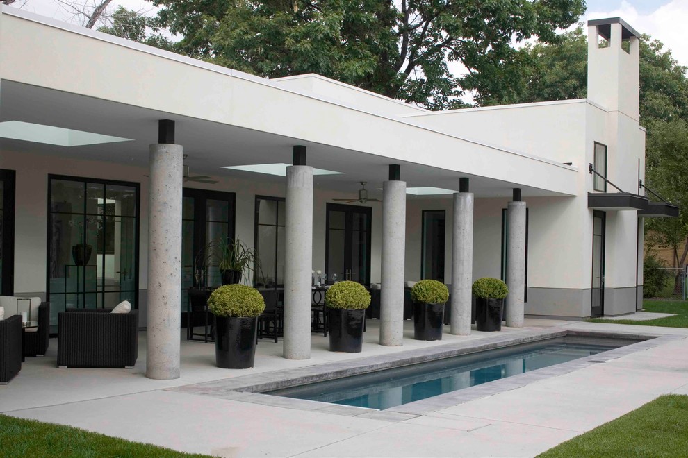 Diseño de piscina alargada contemporánea pequeña rectangular en patio trasero