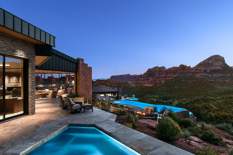 Foto de casa de la piscina y piscina infinita de estilo americano extra grande a medida en patio trasero con suelo de baldosas