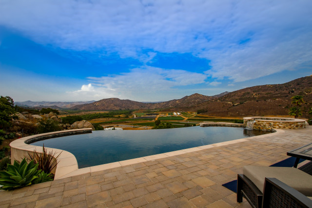 Hilltop Vanishing Edge Pool - Mediterranean - Swimming Pool & Hot Tub - San  Diego - by Hidden Meadows Outdoor Living | Houzz UK