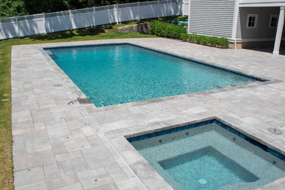 Foto de piscinas y jacuzzis alargados minimalistas grandes rectangulares en patio trasero con suelo de hormigón estampado