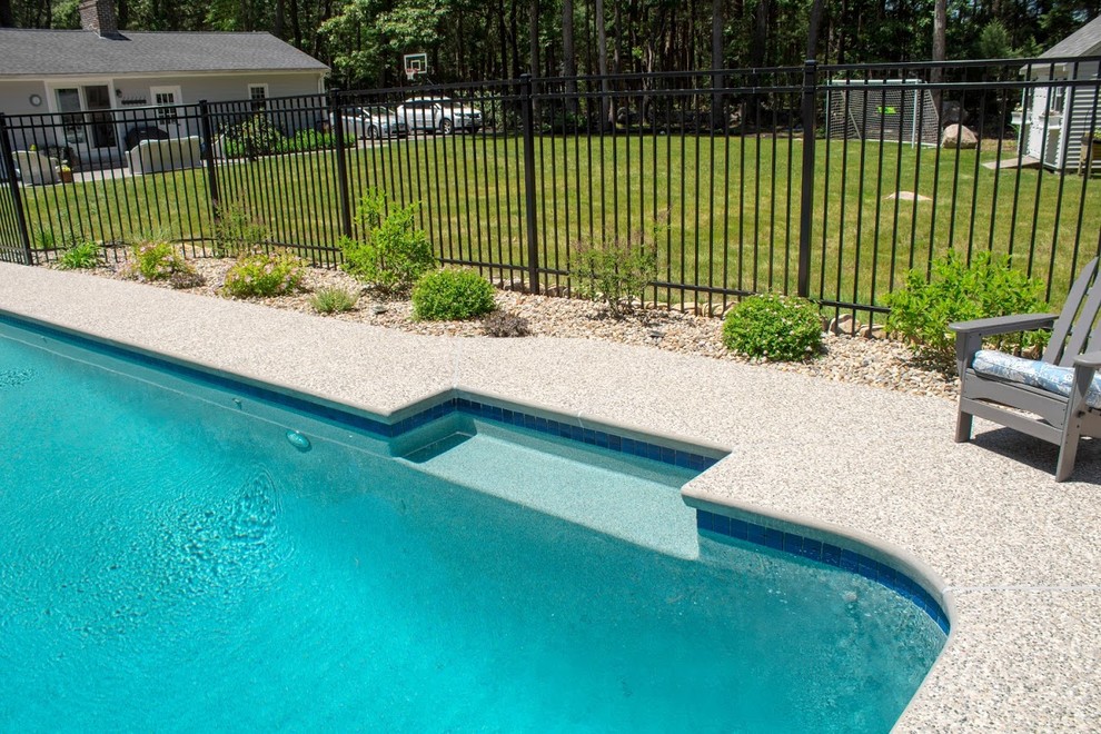 Пример оригинального дизайна: спортивный бассейн среднего размера, произвольной формы на заднем дворе в стиле неоклассика (современная классика) с домиком у бассейна и покрытием из гранитной крошки