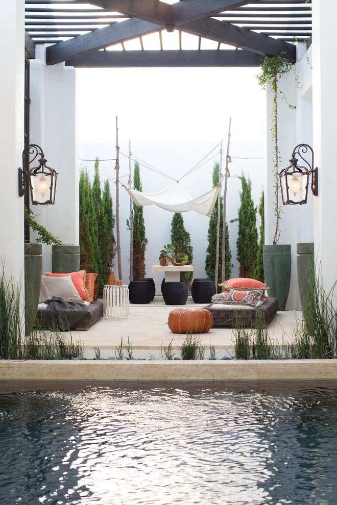 Источник вдохновения для домашнего уюта: бассейн на заднем дворе в средиземноморском стиле