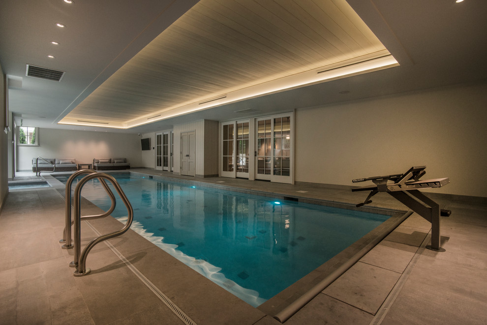 Modelo de piscinas y jacuzzis alargados minimalistas de tamaño medio interiores y rectangulares con adoquines de piedra natural