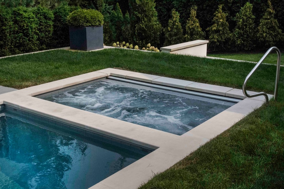 Стильный дизайн: спортивный, прямоугольный бассейн среднего размера на заднем дворе в классическом стиле с джакузи и покрытием из каменной брусчатки - последний тренд