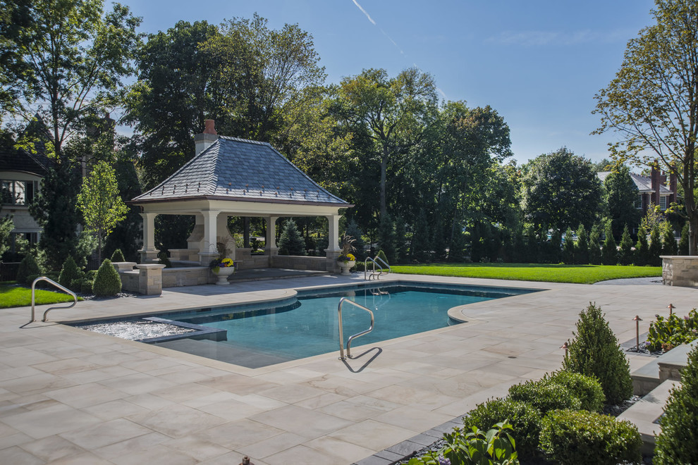Mittelgroßer Klassischer Pool hinter dem Haus in individueller Form mit Natursteinplatten in Chicago