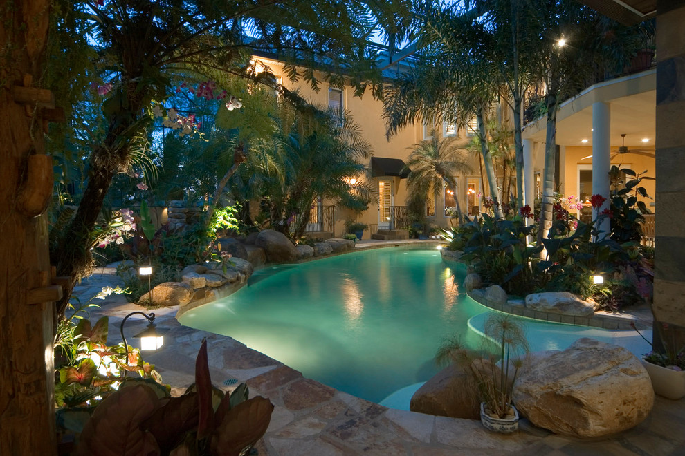 Exemple d'une piscine intérieure exotique.